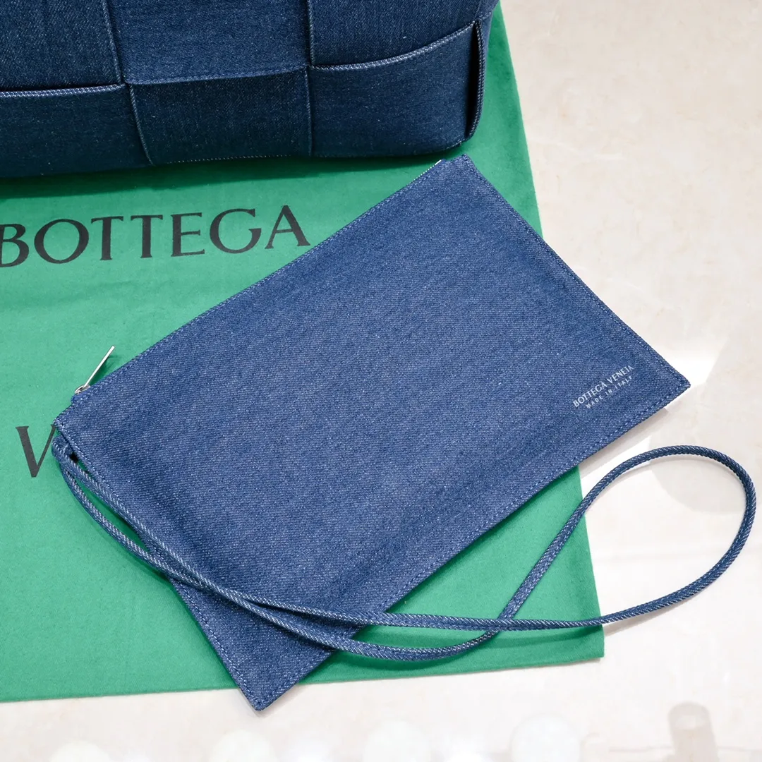 Batch 1700 BV fashionable denim large tote is here😁😁I have to sigh when I see the real thing. Fire has its own reasons🔥 It can be carried on one shoulder or cross-body. It is super practical‼ ️ Denim fabric itself is also wear-resistant and durable. The weaving process is still the same, but the use of denim material really gives people a more casual feeling, which is one of the single items integrated into the hot summer. In summer, the sea, Coca-Cola and a denim blue tote bag are the beauty within reach. Let’s go to the beach together! 	 It's wonderful together. ⛱️ Style number: 9890# Size: 40*10*28cm